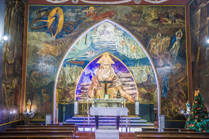 Afrescos de capela em Mauá unem arte sacra e modernismo